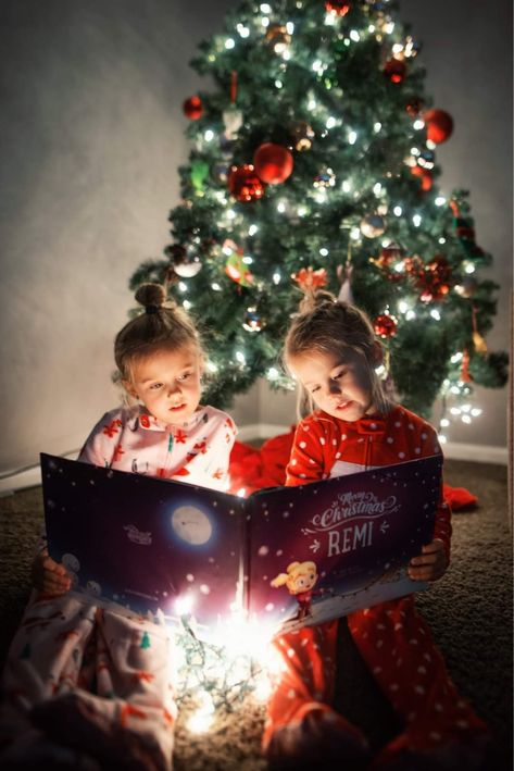 Sibling Christmas Pictures, Toddler Christmas Photos, Christmas Photoshoot Kids, Christmas Photoshoot Ideas, Diy Christmas Photo, Christmas Poses, Christmas Family Photoshoot, Xmas Photos, Christmas Portraits