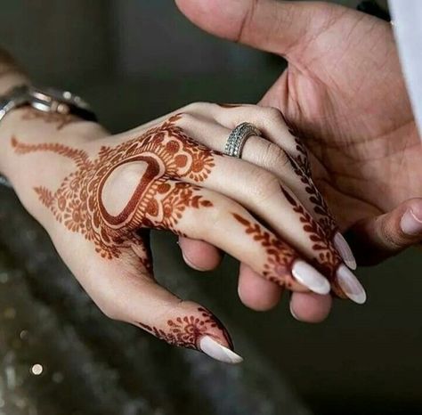 Couple Mehndi, Back Side Mehndi Design, Side Mehndi Design, Back Side Mehndi, Mehndi Hand, Mehndi Hands, Khafif Mehndi Design, Floral Henna Designs, Finger Henna Designs