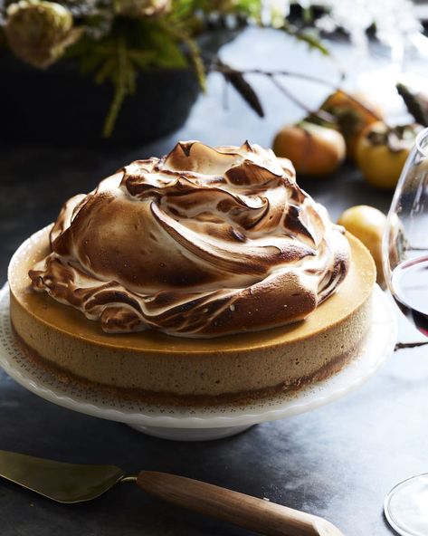 Pumpkin Cheesecake with Marshmallow Meringue - What's Gaby Cooking Meringue Dessert, Marshmallow Meringue, Thanksgiving Dessert Recipes, Marshmallow Topping, Canned Pumpkin Recipes, Dessert Pumpkin, Fun Thanksgiving Desserts, Whats Gaby Cooking, Pumpkin Pie Cheesecake