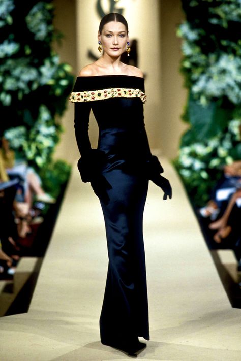 Yves Saint Laurent Dress, Saint Laurent Haute Couture, Yves Saint Laurent Fashion, Yves Saint Laurent Couture, Runway Fashion Couture, Prada Spring, Carla Bruni, Dior Haute Couture, 1990s Fashion