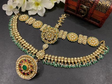 New Gold Maang Tikka Designs For Indian Bride - Set My Wed - SetMyWed Gold Maang Tikka Designs, Gold Maang Tikka, Tikka Designs, Bridal Jewelry Sets Brides, Matha Patti, Bridal Jewelry Vintage, Bridal Jewellery Design, Jewelry Set Design, Gold Bridal Jewellery Sets