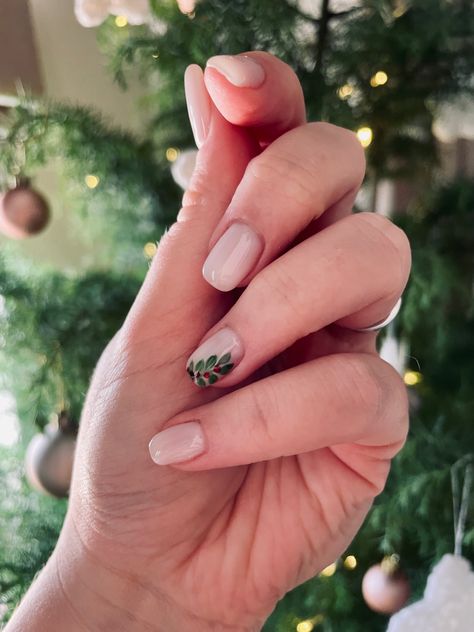 Neutral, simple Christmas wreath nails Wreath Nails, Simple Christmas Wreath, Simple Christmas Nails, Easy Christmas Wreaths, Christmas Nails Easy, Neutral Nails, Simple Christmas, Diy Nails, Christmas Nails