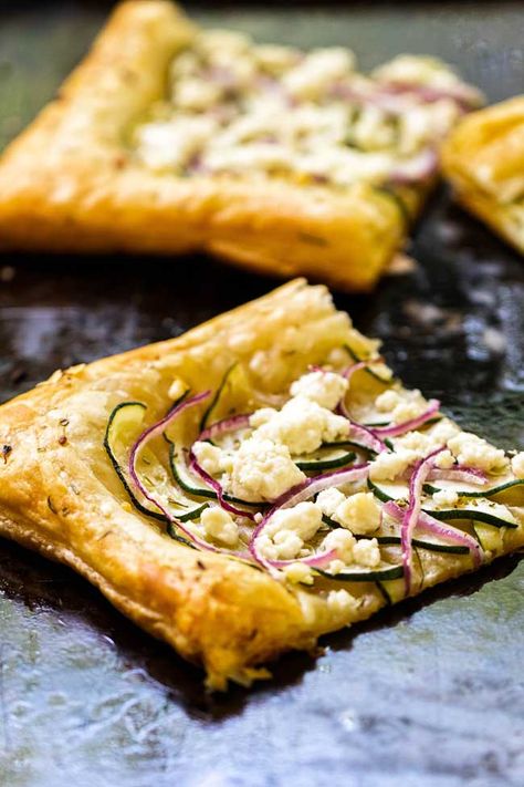 Puff Pastry Tart with zucchini, goat cheese and red onion #baking #puffpastry #zucchini #goatcheese Goat Cheese Puff Pastry, Zucchini And Goat Cheese, Zucchini Goat Cheese, Onion Appetizers, Zucchini Tart, Savory Tarts, Savoury Pies, Gluten Free Puff Pastry, Goat Cheese Tart