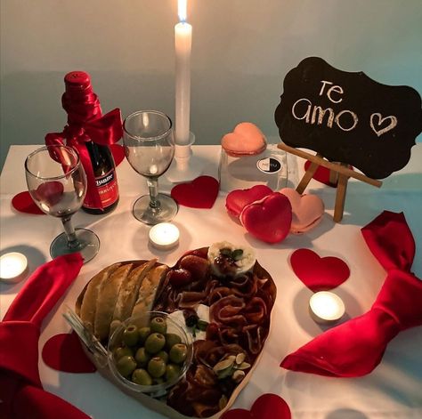 Cena romántica en casa decoración Romantic Dinner At Home Decorations Diy, Cena Romantica Aesthetic, Romantic Dinner At Home Decorations, Romantic Birthday Dinner, Husband Birthday Decorations, Romantic Dinner Ideas, Romantic Dinner Tables, Romantic Dinner Setting, Romantic Dinner Decoration