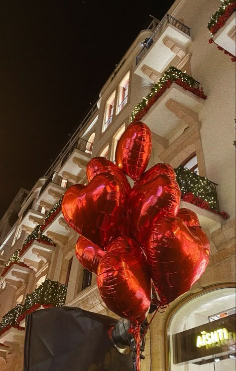 Red Happy Aesthetic, Red Heart Balloons Aesthetic, Red Heart Aesthetic Vintage, Christmas Hearts Wallpaper, Christmas Heart Wallpaper, Red Balloons Aesthetic, Heart Balloons Aesthetic, Red Christmas Background Aesthetic, Heart Balloons Wallpaper