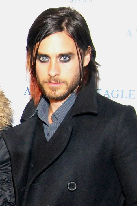 Jared Leto doesn't just stop at eyeliner, he wears shadow too, in a silvery, blue-ish shade.    #men #beauty #style #fashion Jared Leto Hair, Women Problems, Hair Evolution, Gorgeous Man, Shannon Leto, Male Makeup, Popsugar Beauty, Jared Leto, 30 Seconds