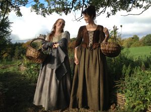 NEW/OLD BTS Pics From The Set of Outlander Season 1 - Outlander Online Outlander Wedding Dress, 1700 Dress, Lotte Verbeek, Outlander Wedding, Terry Dresbach, Laura Donnelly, Vintage Outfit Inspiration, Outlander Costumes, Outlander Season 1