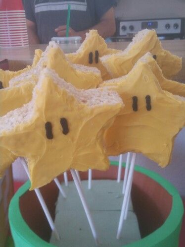 Super mario star rice crispy treats Mario Star Rice Crispy Treats, Star Rice Crispy Treats, Mario Treats, Super Smash Bros Party, Nintendo Birthday Party, Mario Kart Party, Mario Room, Mario Star, Lincoln Birthday