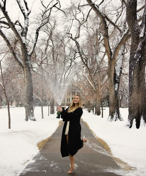 Winter Graduation Photoshoot Ideas, Winter Graduation Photoshoot, Winter Graduation Pictures College, Graduation Pictures Winter, December Graduation Outfit, Snow Graduation Pictures, Winter Graduation Photos, College Graduation Pictures Winter, Winter Graduation Outfit Ideas