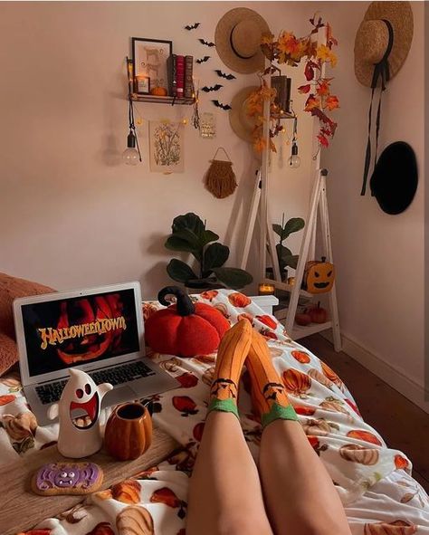 Halloween Fall Bedroom, Fall Halloween Bedroom, Autumn Themed Bedroom Aesthetic, Fall Halloween Room Aesthetic, Autumnal Bedroom, Pumpkin Bedroom Aesthetic, Cozy Halloween Decor, Autumn Bedroom Decor, Halloween Cozy