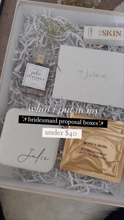 Edible Bridesmaid Proposal, Bridesmaid Proposal Box Ideas Diy, Bridesmade Proposals, Diy Bridesmaid Proposal, Groomsmen Proposals, Wedding Tiktok, Bridesmaid Proposal Diy, Proposal Videos, Proposal Boxes