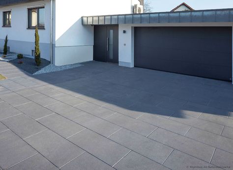 Mit GRANDEZZA PATIO erreicht Kronimus eine neue Dimension für Ihre Gestaltung rund ums Haus. Mit den 2 Formaten (50x50 und 75x50 cm) un der XL-Variante (100x50 cm) eine ideale Lösung für Garagen und Hofeinfahrten. #kronimusag #beton # design #hof&einfahrt Modern Driveway, Diy Driveway, Garage Tile, Porch Tile, Carport Garage, Driveway Design, Driveway Landscaping, Paver Driveway, Garage Door Design