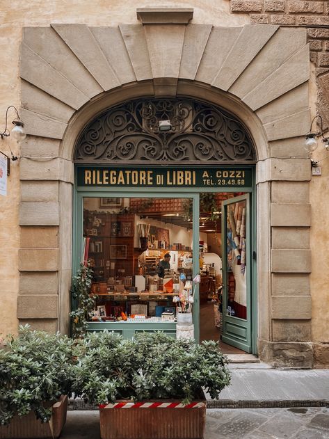 The best shops in Florence, Italy Florence Shopping, Ravenna Mosaics, Florence Italy Travel, Florence Art, Shopping In Italy, Explore Italy, Rooftop Restaurant, Shop Fronts, Beautiful Streets