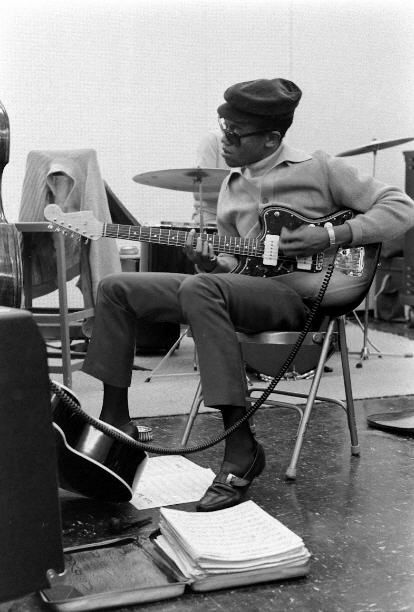 Bobby Womack, the Ray Charles Band's guitar player (although he didn't read music!) in March 1966. Photo by Bill Ray, taken at RPM International Studio in LA. Al Green Singer, Singing Aesthetic, Bobby Womack, Read Music, The Family Stone, Blues Musicians, The Ray, Shadow Photos, Historical Moments