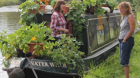 Canal Boat Interior, Barge Boat, Narrowboat Interiors, Canal Barge, Boat House Interior, Houseboat Living, Dutch Barge, Lakefront Living, Living On A Boat