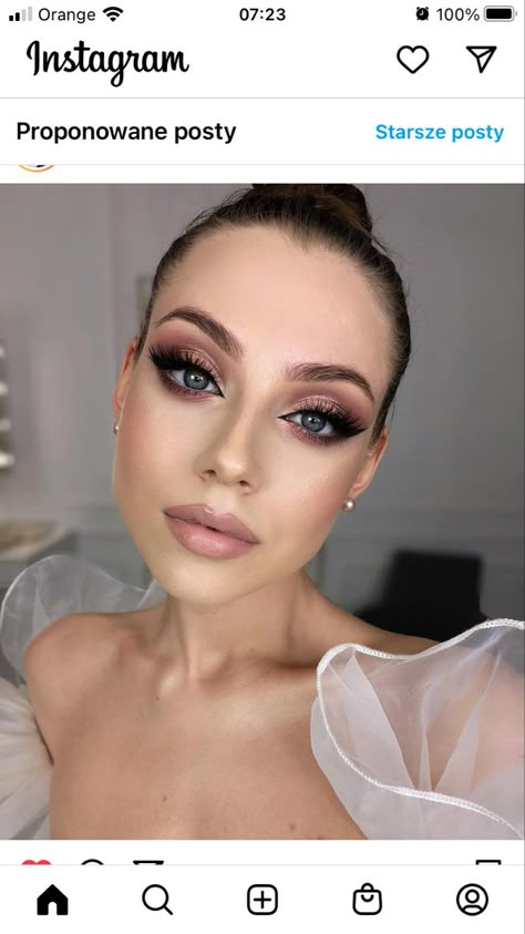 Bride Pink Makeup, Gala Night Makeup Look, Make Up Winged Eyeliner, Smokey Eye Bride Makeup, Makeup Looks Burgundy, French Make Up Style, Hair And Make Up For Gala Night, Night Glam Makeup Smokey Eye, Smokey Eyes Noir