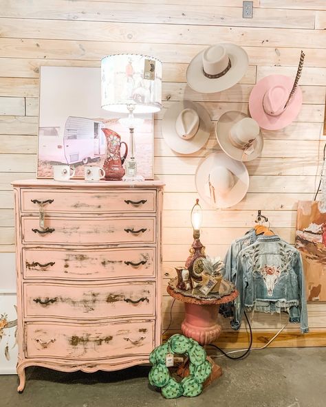 Pink Country Aesthetic Room, Dolly Themed Room, Teen Cowgirl Bedroom, Retro Cowgirl Nursery, Cowgirl Themed Bedroom, Cowgirl Theme Room, Pink Country Room, Cowgirl Chic Bedroom, Vintage Cowgirl Bedroom