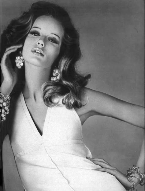 Sixties Style, Stylish People, 60's Style, Super Models, French Vogue, Melbourne Fashion, Lauren Hutton, Vintage Closet, 20th Century Fashion