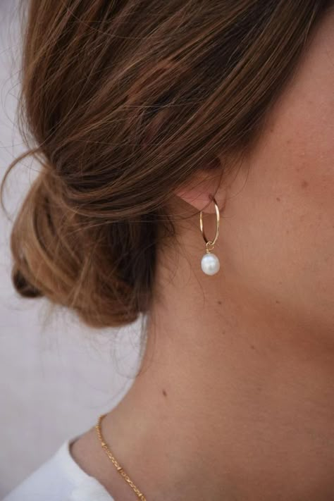 Pearl Earrings By Dior #pearl #Dior #earrings #pearlearrings #fashionactivation Jewel Wedding, French Jewelry, Gold Filled Hoops, Golden Earrings, Golden Jewelry, Pearl Hoop Earrings, White Gold Earrings, Jewelry Brand, Girly Jewelry