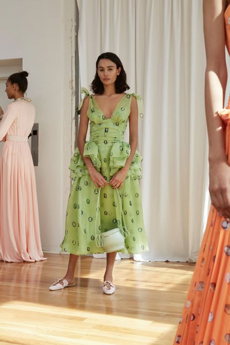 Rosie Assoulin Spring 2018 Ready-to-Wear Fashion Show | Vogue Haute Couture Style, Rosie Assoulin, Vogue Russia, Mode Inspo, Guest Outfit, Pale Green, Summer 2022, Wedding Guest Outfit, New York Fashion Week