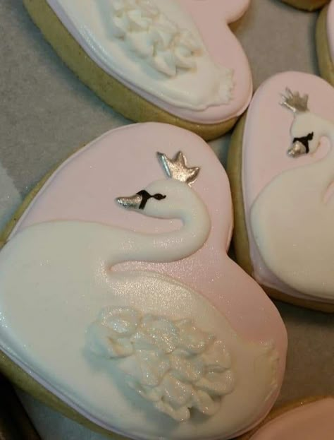 Swan Lake Quinceanera Theme, Cookies Decorating Videos, Swan Birthday Theme, Swan Cookies, Swan Birthday Party, Snoopy Baby Shower, Lake Birthday, Swan Birthday, Ballerina Cookies