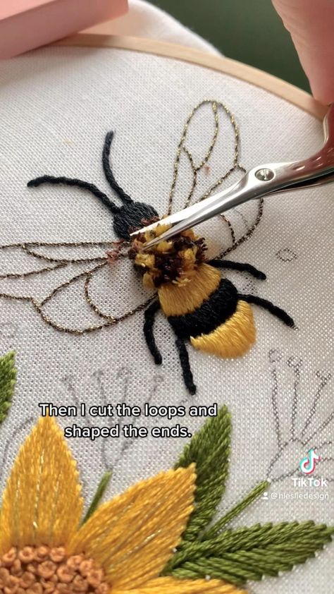 #Flower_And_Bee_Embroidery #Bumblebee_Embroidery_Pattern #Embroidered_Bee_Pattern #Bee_Embroidery_Tutorial Bee Embroidery Pattern Free, Embroidery Bugs, Bee Embroidery Pattern, Honey Bee Embroidery, Bumblebee Embroidery, Bee Embroidery Design, Embroidery On Black, Embroidered Bee, Embroidery Lessons