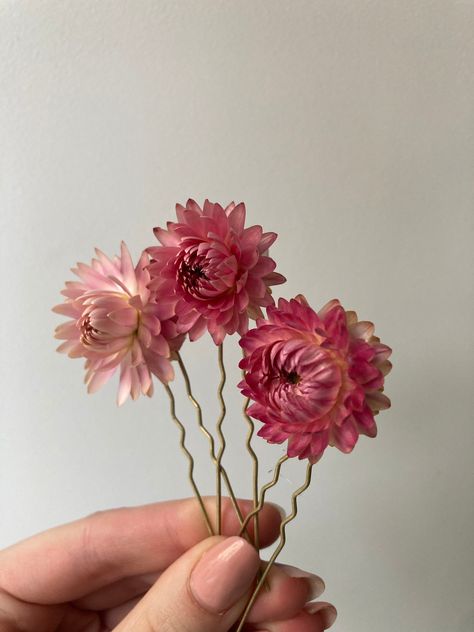 Strawflowers hair pins Colour-pink Dimensions: floral part: 1.5-3 cm Hair pin: 5 cm DELIVERY: Canada: 4-6 weeks Latvia: 1-5 business days United States: 7-12 days USPS service. Europe: 1-3 weeks Australia, New Zealand and Oceania: 1-6 weeks Nature in me (Vita and Nadia) Bridal Hair Pieces Boho, Boho Wedding Accessories, Pink Flower Hair, Floral Hair Pins, Bridal Hair Headpiece, Bridal Hair Piece, Hair Accessories Boho, Headpiece Bridal, Floral Pins