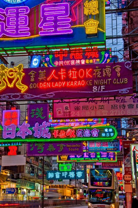 Hong Kong, China | 21 Most Colorful And Vibrant Places In The World Cyberpunk Restaurant, Aesthetic Wallpaper Hd, Photographie Indie, Fotografi Kota, City At Night, Colorful Places, Couple Travel, Japon Illustration, Neon Aesthetic