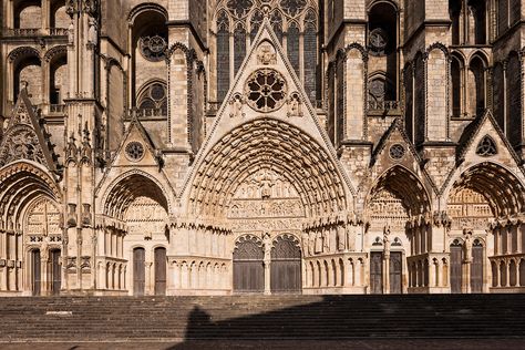 Bourges cathedral portal Gothic Cathedrals, Cathedral Architecture, Castles In Scotland, Architecture History, Religious Architecture, Saint Etienne, Old Churches, Stairway To Heaven, Gothic Architecture