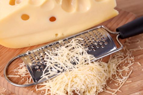 3 Surprising Reasons Why You Should Always Grate Your Own Cheese Grating Cheese, Pumpkin Ale, Cheesy Casserole, Creamy Mac And Cheese, Meatless Main Dishes, Flaky Pie Crust, Baked Mac, Cooking 101, Perfect Pasta