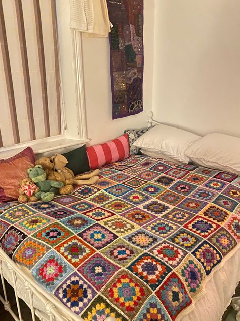 Aesthetic Granny Square Blanket, Basic Granny Square Blanket, Dorm Crochet, Crochet Blanket Aesthetic, Crochet Blanket Sweater, Crochet Bedsheets, Crochet Angel Pattern, Scrap Yarn Crochet, Diy Sewing Gifts