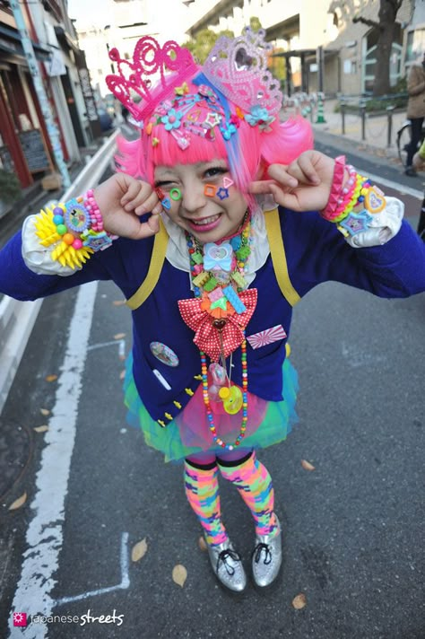 Decora cuteness!! #harajukufashion #kawaii Harajuku Fashion Decora, Decora Fashion, Decora Harajuku, Harajuku Decora, Harajuku Tokyo, Kei Visual, Harajuku Fashion Street, Kei Fashion, Harajuku Girls