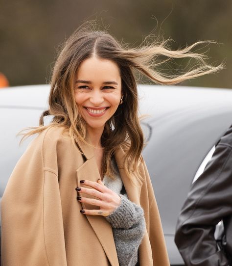 @emilia_clarke x @loewe ✨📸 . . . . . . . . . . #loewe #loewepfw #pfw #parisfashionweek #emiliaclarke #emiliaclarkefans… | Instagram Emilia Clarke Hair, Emilia Clarke Style, Paris Fashion Week 2024, Queen Of Dragons, Fashion Week 2024, Mother Of Dragons, Emilia Clarke, March 1, Beauty Icons