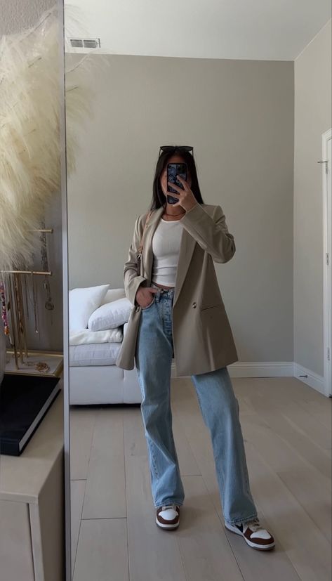 Light Wash Jeans Outfit, Light Jeans Outfit, Jeans And Sneakers Outfit, Wash Jeans Outfit, Jeans Blazer Outfit, Uni Aesthetic, Hourglass Outfits, Straight Jeans Outfit, Flare Jeans Outfit