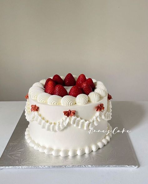 @annescake Cute Dessert Ideas, Bolo Vintage, Vintage Birthday Cakes, Simple Cake Designs, Funny Birthday Cakes, Cute Cake, Mini Cakes Birthday, Pretty Dessert, Creative Birthday Cakes