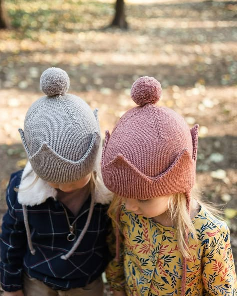 I'm totally in love 🖤 crown hats will be soon available for order in three gorgeous colors🤗 look at this pom poms!! Patiently made by me✂️ Berret Hat, Minimalist Headband, Baby Pom Pom Hat, Festival Headband, Baby Crown, Chunky Hat, Chunky Knit Hat, Crown Hat, Baby Hats Knitting