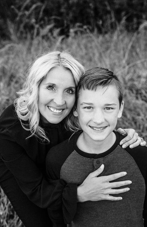 Mother Older Son Photos, Teenage Son And Mom Pictures, Mom And Grown Kids Photoshoot, Mother Teen Son Portraits, Mom Teenage Son Photoshoot, Mother Son Poses Older, Mother Son Photography Older, Mom And Teen Son, Mom And Older Son Photo Ideas