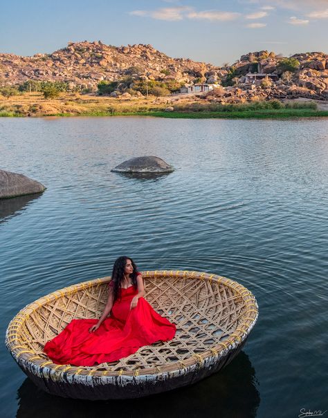 Hampi Photoshoot, Hampi Outfits, Hampi Outfit Ideas, Hampi Photography Poses, India Bucket List, Pre Wedding Videos, India Travel Places, Hampi, Couple Picture Poses