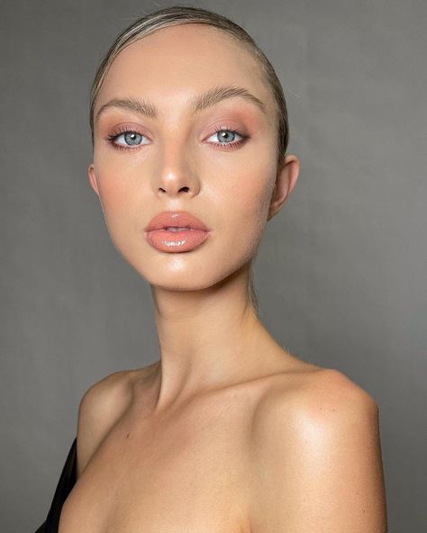 Highlighter Eyes, Taylor Swift Makeup, Peachy Eyeshadow, Clean Beauty Makeup, Natural Everyday Makeup, Gloss Makeup, Red Lip Makeup, Makeup News, Simple Makeup Looks