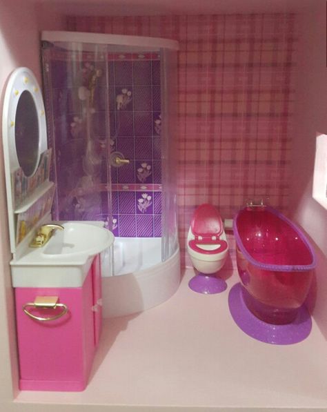 Barbie Rooms, Barbie Bathroom, Barbie House Furniture, Barbie Playsets, Barbie Printables, Dollhouse Bathroom, American Girl Doll Diy, Rooms Decor, Barbie Sets