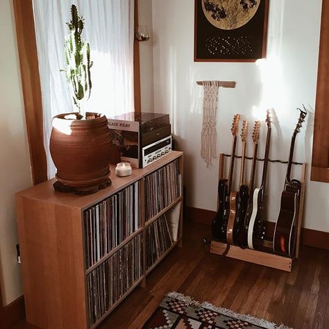 Music Corner Living Room, Music Corner, Turn Table Vinyl, Bedroom Corner, Apartment Decor Inspiration, Living Room Spaces, Time Of Day, New Living Room, Bathroom Wall Decor