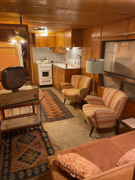 Mobile Home Interior Aesthetic, Living In Trailer, Mid Century Modern Mobile Home, Retro Trailer Interior, Retro Tiny House, 70s Trailer Park, Vintage Mobile Home Interior, Trailer Park Interior, 70s Rv Interior