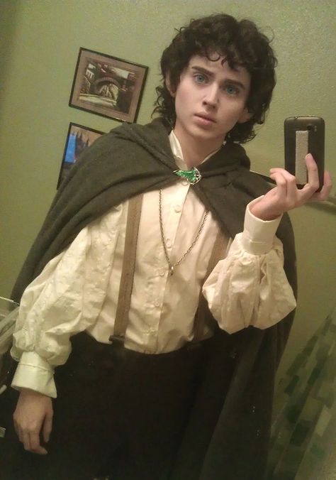 Easy Dnd Cosplay, Cosplay Lord Of The Rings, Frodo Baggins Cosplay, Bilbo Baggins Cosplay, Frodo Cosplay, Frodo Baggins Costume, Frodo Costume, Lord Of The Rings Costumes, Lord Of The Rings Cosplay