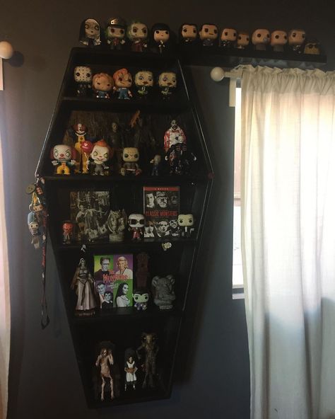 💗 update on this beauty 🕷🕸 #Coffinshelf #coffin #horror #horrormovies #horrorcollection #NECA #funkohorror #horrorfunko #funkopop… Goth House, Dark Academia Room Decor, Coffin Shelf, Dark Academia Room, Cave Room, Academia Room, Apartment Things, Horror Aesthetic, Gothic Room