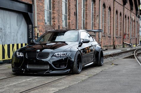 Mean All- Black BMW 3-Series Customized in Batman Style E92 335i, Dream Cars Bmw, Bmw Sport, Custom Bmw, Aesthetic Cool, Pimped Out Cars, Dream Cars Jeep, Liberty Walk, Mclaren P1