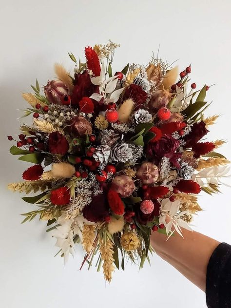 Christmas Dried Flowers Arrangement, Dried Christmas Bouquet, Dried Flower Bouquet Wedding, Christmas Bouquet, Red Bouquet, Hand Tied Bouquet, Christmas Arrangements, Wedding Theme Colors, Fresh Cut Flowers