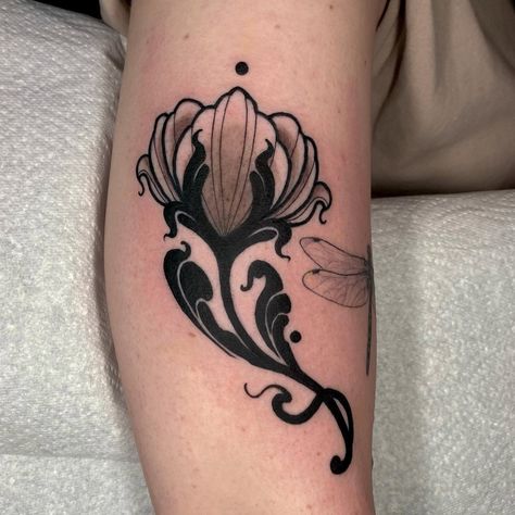 Tattoo • Instagram Art Nouveau Tattoo Flower, Art Nouveau Tattoo Design, Jewerly Tattoo, Black Flowers Tattoo, Traditional Tattoo Drawings, Tattoos 2022, Art Deco Tattoo, Art Nouveau Tattoo, Nouveau Tattoo