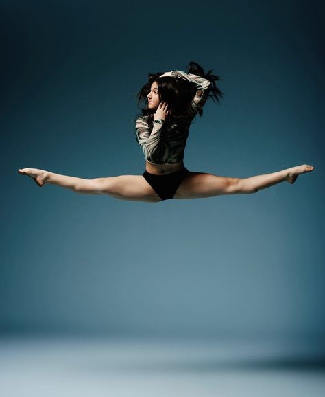 Dancer Jumping Photography, Dance Poses For Pictures Jumps, Jump Dance Poses, Jumping Dance Poses, Dance Action Shots Jumps, Dance Photoshoot Poses Flexibility, Dance Jumps Photography, Dance Photoshoot Poses Jumps, Dance Picture Poses Contemporary