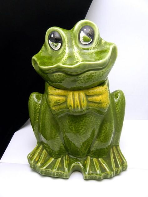 Bow Tie Cookies, Frog Cookies, Antique Cookie Jars, Collectible Cookie Jars, Cookie Container, Frog Life, Ceramic Frogs, Ceramic Cookie Jar, Cookie Jars Vintage