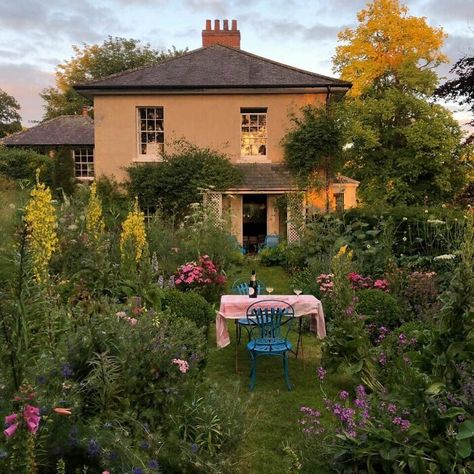 40 Homes That Feel Too Dreamy To Be Real, As Shared On The ‘Somewhere I Would Like To Live’ Instagram Account Tiny Apartments, Song Of Style, Garden Cottage, Pretty Places, House Inspo, Most Beautiful Places, My Dream Home, Land Scape, Cottage Garden